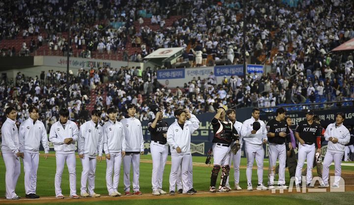 [서울=뉴시스] 정병혁 기자 = 2일 서울 송파구 잠실야구장에서 열린 2024 KBO 포스트시즌 와일드카드 결정 1차전 kt 위즈와 두산 베어스의 경기, 4-0으로 승리한 kt 선수들이 관중들에게 인사를 하고 있다. 2024.10.02. jhope@newsis.com