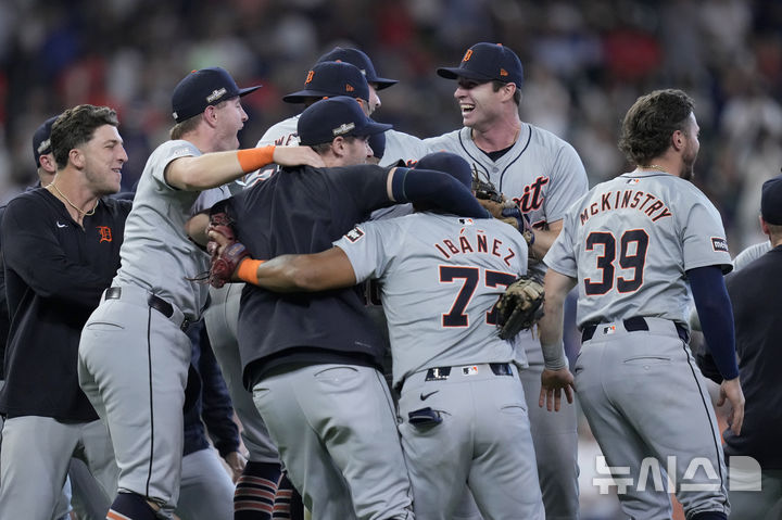 [휴스턴=AP/뉴시스] 메이저리그 아메리칸리그 6번 시드 디트로이트 타이거스가 3일(한국시각) 미국 텍사스주 휴스턴의 미닛메이드 파크에서 벌어진 아메리칸리그 와일드카드시리즈(3전2선승제) 2차전에서 3번 시드 휴스턴 애스트로스를 5-2로 격파한 뒤 기뻐하고 있다. 2024.10.03.