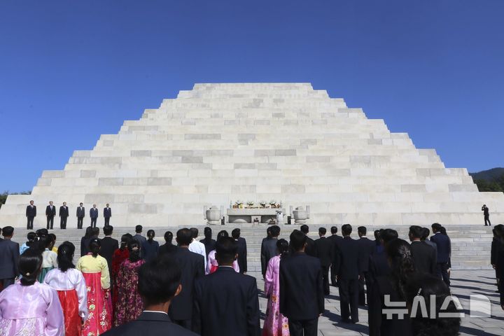 [평양=AP/뉴시스] 지난 3일 북한 평양 주민들이 개천절을 기념해 단군릉 앞에 모여 제례 의식을 행하고 있다. 이 행사에서 연설한 황강일의 명칭이 민족유산보호국장에서 력사유산보호국장으로 바뀌었다. 2024.10.08.