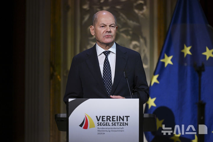 [슈베린=AP/뉴시스] 올라프 숄츠 독일 총리가 3일(현지시각) 메클렌부르크포어포메른주 주도 슈베린에서 열린 독일 재통일 34주년 기념식에서 연설하고 있다. 숄츠 총리는 통일은 아직 미완의 과제라면서 옛동독 지역 주민들의 삶을 개선하기 위해 계속 노력해야 한다고 강조했다. 2024.10.04.