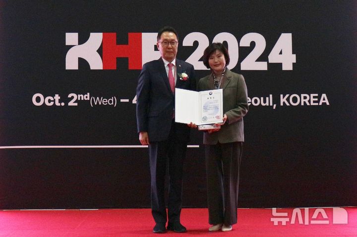 [부천=뉴시스] 정일형 기자 = 지난 2일 코엑스에서 열린 KHF 2024에서 보건복지부장관 표창을 수상한 부천세종병원 진재옥 간호부장(사진 오른쪽)이 보건복지부 박민수 제2차관과 함께 기념 촬영하고 있다. (사진은 부천세종병원 제공)