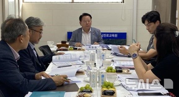 [창원=뉴시스]지난달 30일 경상남도교육청 민간위탁관리운영위원회 회의에서 위원장으로 선임된 이재두(가운데) 도의원이 회의를 주재하고 있다.(사진=이재두 도의원 제공) 2024.10.03. photo@newsis.com