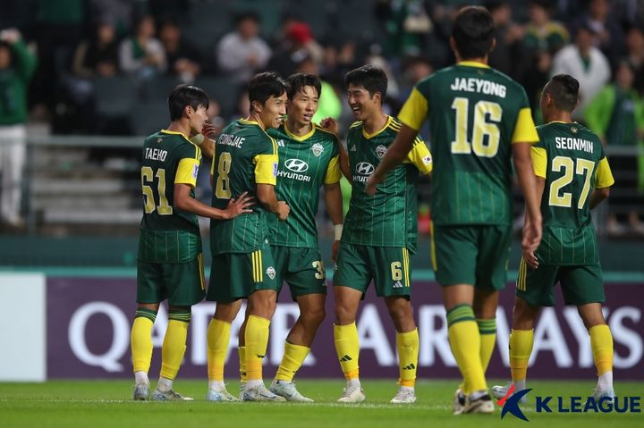 [서울=뉴시스] 프로축구 K리그1 전북현대 선수단. (사진=한국프로축구연맹 제공) *재판매 및 DB 금지