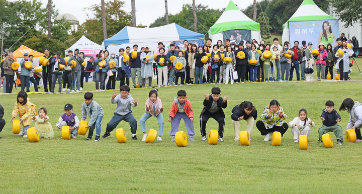 [임실=뉴시스] 김종효 기자 = 3일 '2024 임실N치즈축제'가 개막한 전북 임실치즈테마파크에서 어린이들이 치즈굴리기 이벤트를 하고 있다. (사진=임실군청 제공) 2024.10.03. photo@newsis.com  *재판매 및 DB 금지