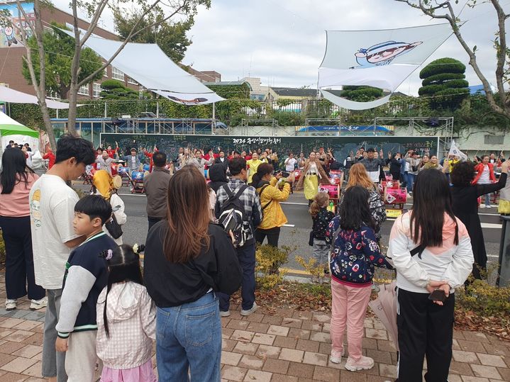 3일 군산시 시간여행마을 일원에서 ‘2024 군산시간여행축제’가 한창이다. 이   축제는 오는 6일까지 나흘간 진행된다.  *재판매 및 DB 금지