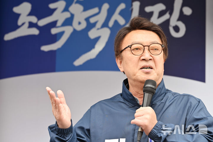 [영광=뉴시스] 이영주 기자 = 장현 조국혁신당 영광군수 후보가 3일 오전 전남 영광군 영광전통시장 앞에서 열린 선거캠프 출정식에서 유세하고 있다. 2024.10.03. leeyj2578@newsis.com