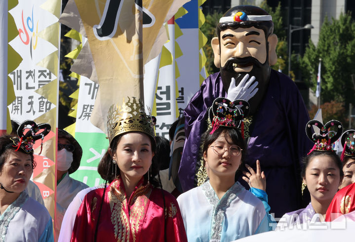 [서울=뉴시스] 김명원 기자 = 3일 오전 서울 종로구 광화문 일대에서 서울국학원 관계자들이 개천절 기념 퍼레이드를 펼치고 있다. 2024.10.03. kmx1105@newsis.com