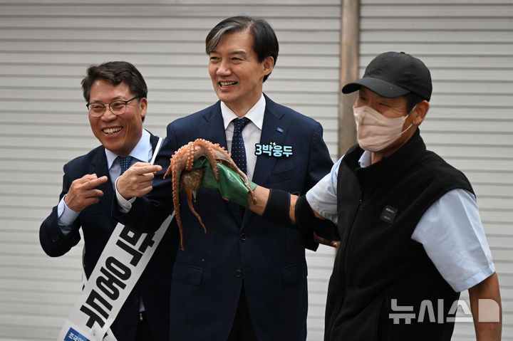 [곡성=뉴시스] 박기웅 기자 = 10·16 재보궐선거 공식 선거운동이 시작된 3일 오전 조국 조국혁신당 대표가 전남 곡성군 곡성기차마을전통시장을 찾아 박웅두 곡성군수 후보와 시장 상인들을 만나고 있다. 2024.10.03. pboxer@newsis.com