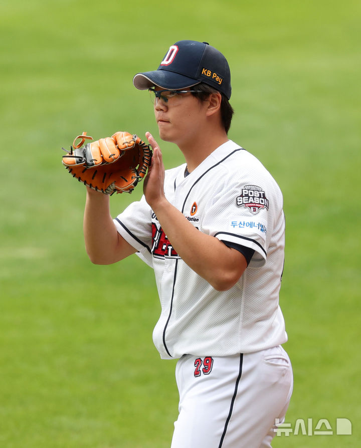 [서울=뉴시스] 홍효식 기자 = 3일 서울 송파구 잠실야구장에서 열린 2024 KBO리그 와일드카드 2차전 kt 위즈와 두산 베어스의 경기, 5회초 2사 만루 두산 교체투수 이병헌이 위기를 넘기고 동료들과 인사하고 있다. 2024.10.03. yesphoto@newsis.com