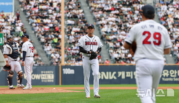 [서울=뉴시스] 김근수 기자 = 지난해 10월3일 서울 송파구 잠실야구장에서 열린 2024 KBO리그 와일드카드 2차전 kt 위즈와 두산 베어스의 경기, 5회초 2사 주자 만루상황에서 두산 두번째 투수 이영하가 세번째 투수 이병헌과 교체되고 있다. 2024.10.03. ks@newsis.com