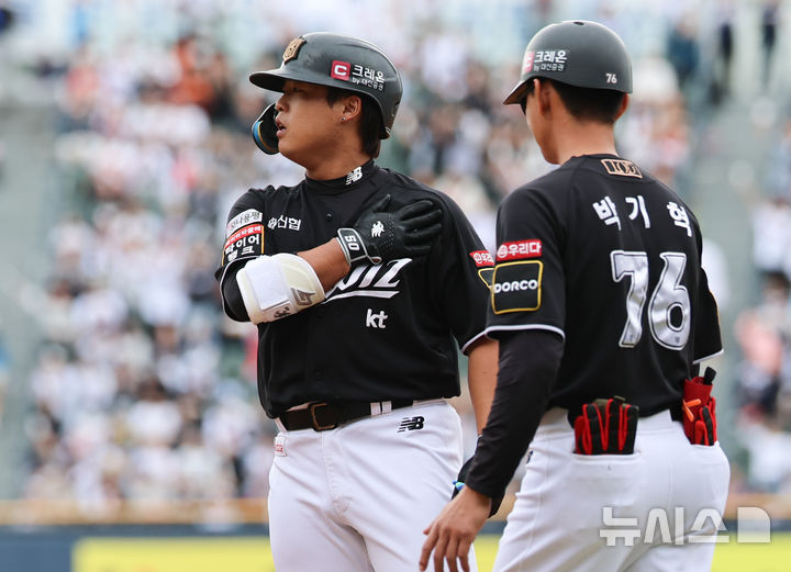 [서울=뉴시스] 김근수 기자 = 3일 서울 송파구 잠실야구장에서 열린 2024 KBO리그 와일드카드 2차전 kt 위즈와 두산 베어스의 경기, 6회초 1사 주자 3루 상황에서 kt 강백호가 선제 1타점 적시타를 치고 기뻐하고 있다. 2024.10.03. ks@newsis.com