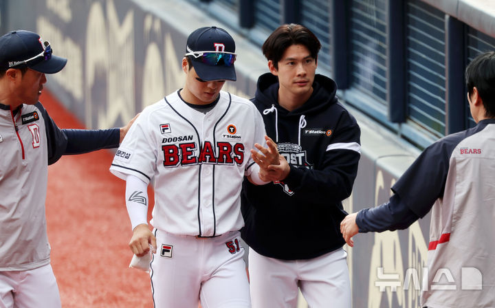 [서울=뉴시스] 홍효식 기자 = 3일 서울 송파구 잠실야구장에서 열린 2024 KBO리그 와일드카드 2차전 kt 위즈와 두산 베어스의 경기, 6회초 2사 1루 두산 우익수 조수행이 kt 오윤석의 타구를 잡는 과정에서 펜스에 왼쪽 손목이 부딪혀 부상당한 채 이동하고 있다. 2024.10.03. yesphoto@newsis.com