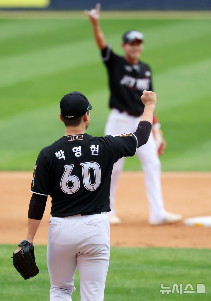 [서울=뉴시스] 홍효식 기자 = 3일 서울 송파구 잠실야구장에서 열린 2024 KBO리그 와일드카드 2차전 kt 위즈와 두산 베어스의 경기, 1-0으로 승리하며 준플레이오프 진출을 확정한 kt 박영현이 주먹을 불끈 쥐고 있다. 2024.10.03. yesphoto@newsis.com