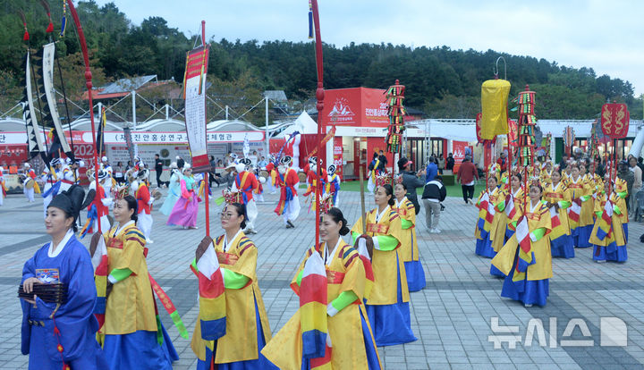 [진안=뉴시스] 김얼 기자 = 2024 진안 홍삼축제가 개막한 3일 전북 진안군 마이산 북부 특설무대에서 몽금척 퍼레이드가 펼쳐지고 있다. 2024.10.03. pmkeul@newsis.com