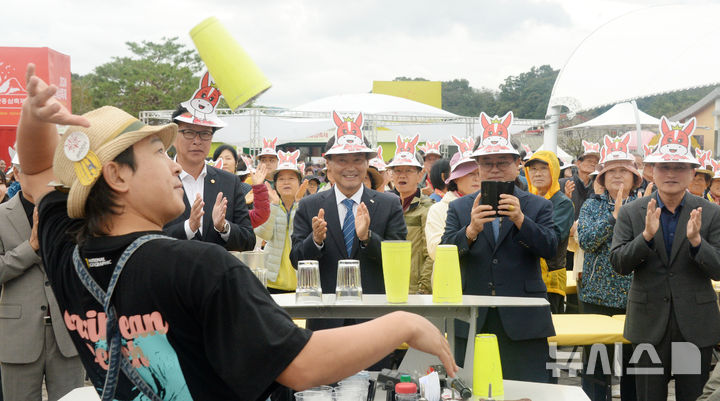 [진안=뉴시스] 김얼 기자 = 전춘성(가운데) 진안군수가 3일 전북 진안군 마이산 북부 특설무대에서 열린 2024 진안 홍삼축제에서 칵테일 퍼포먼스를 바라보며 박수치고 있다. 2024.10.03. pmkeul@newsis.com