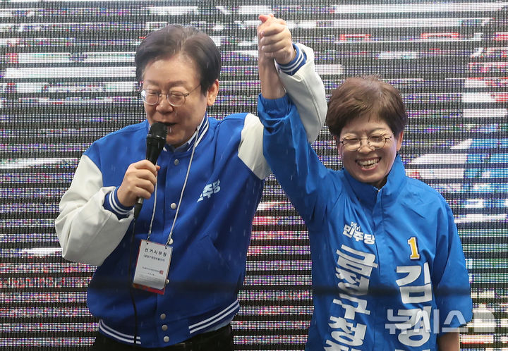 [부산=뉴시스] 하경민 기자 = 이재명 더불어민주당 대표가 3일 오후 부산 금정구 도시철도 1호선 부산대역 앞에서 열린 김경지 금정구청장 보궐선거 후보의 공식 선거운동 출정식에 참석해 김 후보의 지지를 호소하고 있다. 2024.10.03. yulnetphoto@newsis.com