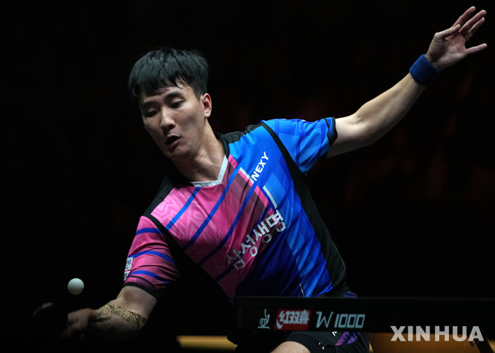 [베이징=AP/뉴시스] 이상수가 3일 중국 베이징에서 열린 2024 세계탁구연맹(WTT) 차이나 스매시 남자 단식 16강전에서 마룽(중국)과 경기하고 있다. 이상수가 0-3(10-12 4-11 10-12)로 완패하며 8강에 오르지 못했다. 2024.10.04.