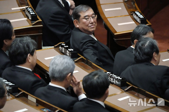 [도쿄=AP/뉴시스]이시바 시게루(石破茂) 일본 총리가 지난 10월4일 일본 참의원에 출석해 있다. 정책활동비 폐지 등 정치 개혁 3개 관련법이 24일 일본 참의원에서 집권 여당과 입헌민주당 등 야당들의 찬성으로 통과됐다고 NHK가 보도했다. 2024.12.24.