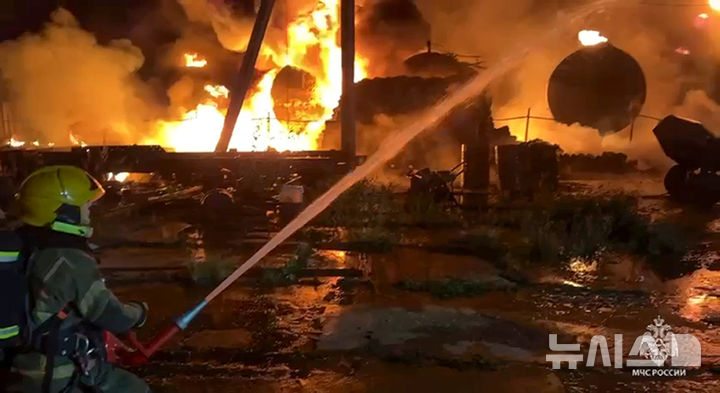 [오센치=AP/뉴시스] 우크라이나군이 러시아 최대 정유공장을 공습했다고 14일(현지 시간) 밝혔다. 사진은 지난해 10월4일 러시아 페름주 오센치 마을의 석유 제품 저장 기지에서 대형 화재가 발생한 사진(기사와는 무관). 2025.09.15.