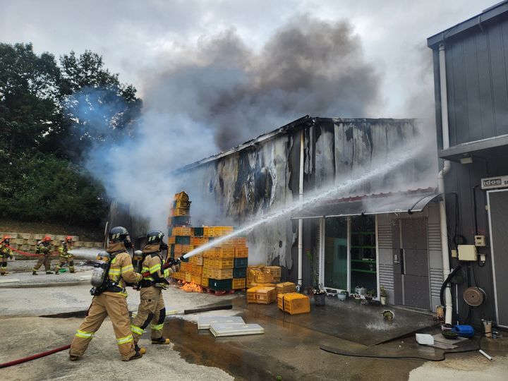 [예산=뉴시스] 지난 3일 오후 2시52분께 충남 예산군 응봉면 계정리의 한 저온창고에서 불이 나 소방대원들이 진압에 나서고 있다. (사진=예산소방서 제공) 2024.10.04. *재판매 및 DB 금지