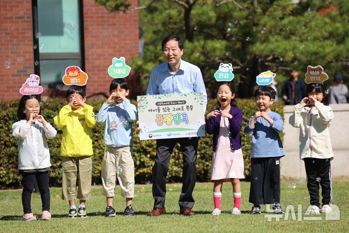 [인천=뉴시스] 정일형 기자 = 육동인 경인여대 총장이 아동학대예방 릴레이 캠페인 ‘아이를 있는 그대로 존중, 긍정 양육’에 동참했다. (사진은 경인여대 제공)