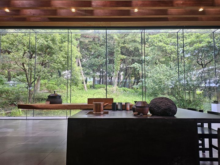 [제주=뉴시스] 이현주 기자=오설록 티스톤(Tea Stone)은 아모레퍼시픽이 2013년 제주 서귀포시 서광차밭 인근에 개관한 복합 차문화 공간이다. 오설록 티스톤 내부 모습. 2024.10.04. juicy@newsis.com *재판매 및 DB 금지