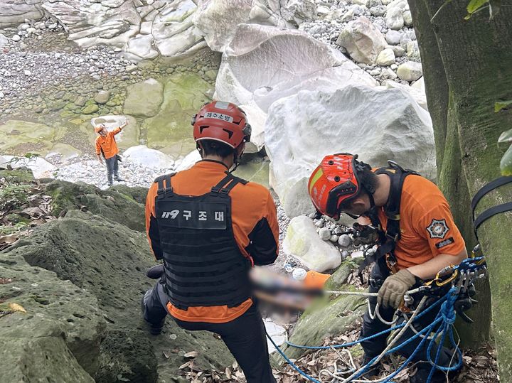 [제주=뉴시스] 4일 오전 9시36분께 제주시 애월읍의 한 하천 탐방로에서 추락 사고가 발생해 소방당국이 구조에 나서고 있다. (사진=제주소방안전본부 제공) 2024.10.04. photo@newsis.com *재판매 및 DB 금지