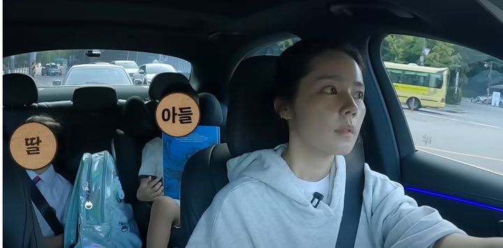 [서울=뉴시스]배우 한가인이 딸과 아들을 라이딩하는 모습이 공개돼 화제다.(사진=자유부인 유튜브 캡처) *재판매 및 DB 금지