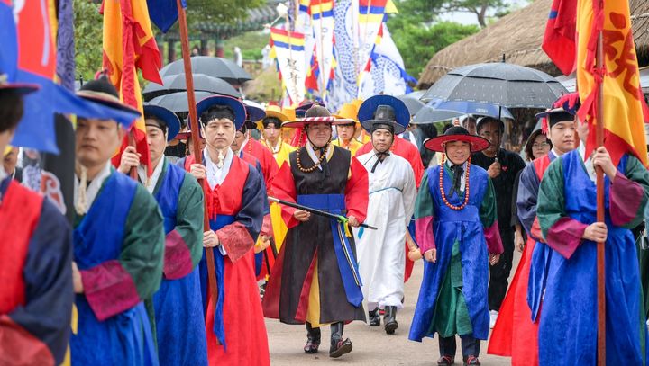 [순천=뉴시스] 제29회 순천 낙안읍성 민속문화 축제가 개막한 가운데 낙안군수 부임행렬이 펼쳐지고 있다. (사진=순천시 제공) 2024.10.04. photo@newsis.com *재판매 및 DB 금지