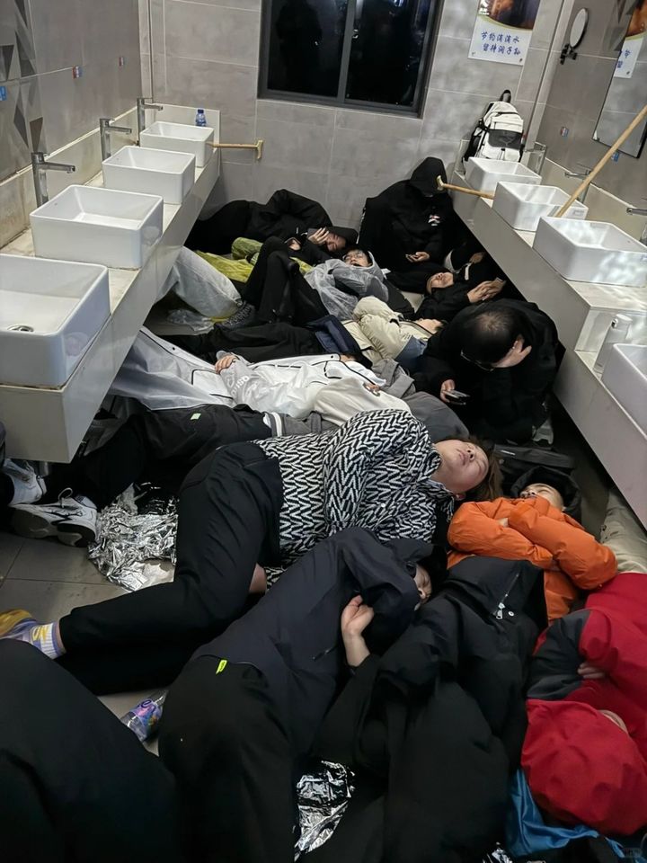 올해 노동절을 맞아 황산을 방문한 관광객들이 화장실에서 잠을 자는 모습. (사진=홍콩 성도일보 캡처) *재판매 및 DB 금지