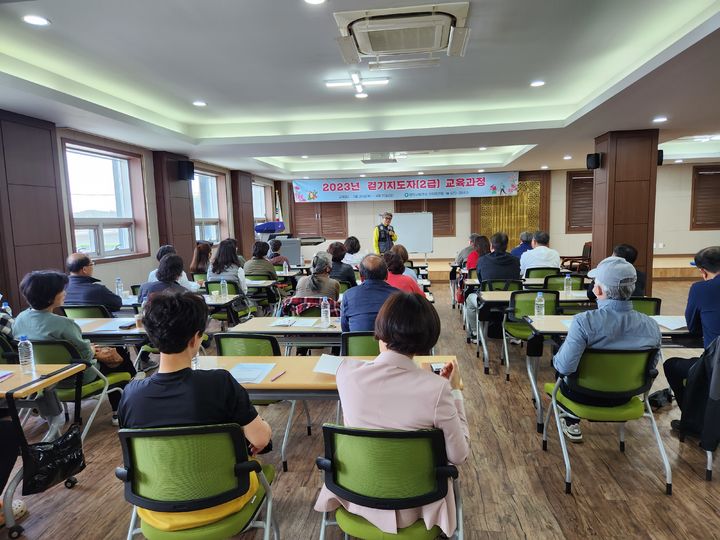 [양양=뉴시스] 양양군보건소가 지난해 진행한 걷기지도자 2급 양성과정 교육모습. (사진=양양군 제공) *재판매 및 DB 금지