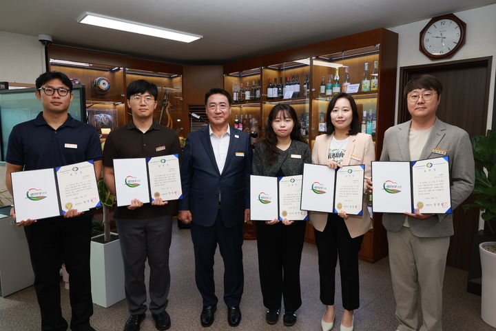 [영동=뉴시스] 안성수 기자 = 4일 충북 영동군청에서 정영철(왼쪽 세번째) 군수와 2024년 3분기 친절공무원들이 시상식 후 기념사진을 찍고 있다. (사진=영동군 제공) 2024.10.4. photo@newsis.com *재판매 및 DB 금지