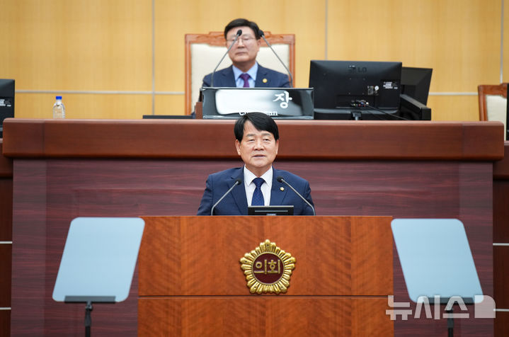 [전주=뉴시스] 김민수 기자= 전북도자치의원 강동화 의원(전주8)이 4일 열린 제414회 임시회 제1차 본회의에서 ‘정부의 국기태권도 유네스코 등재 촉구 건의안’에 대해 제안 설명하고 있다. 2024.10.04  *재판매 및 DB 금지