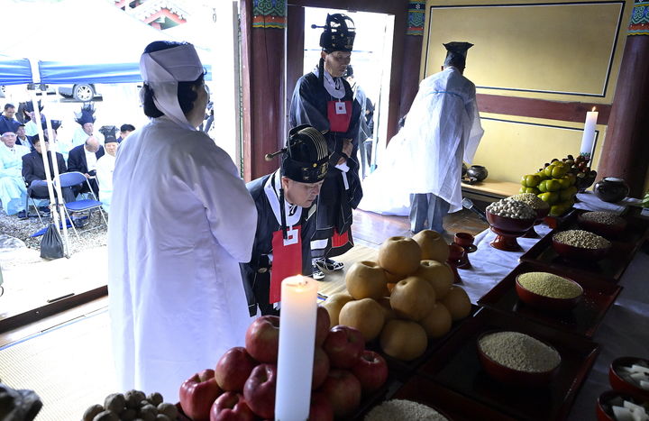 단기 4356주년 '개천절'을 맞아 지난 3일 순창읍 단성전에서 봉행된 '단군대제', 최영일 군수가 초헌례를 올리고 있다. *재판매 및 DB 금지