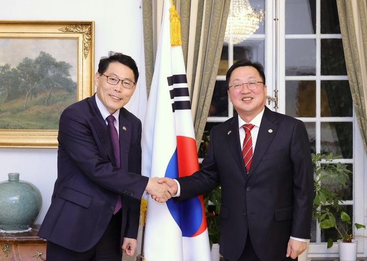 [대전=뉴시스]이장우 대전시장과 이형종 스웨덴 대사. 2024. 10. 04 *재판매 및 DB 금지