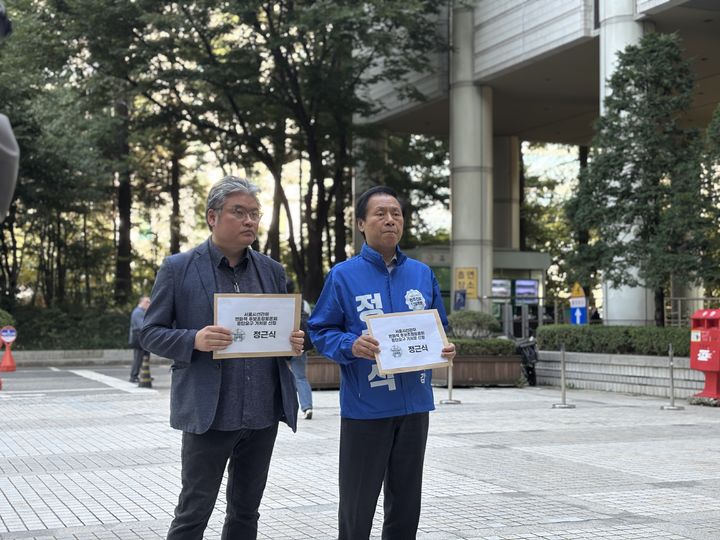 [서울=뉴시스] 4일 오후 서울시교육감 선거에 나선 진보 진영 후보인 정근식 캠프의 안승문 선대위원장(오른쪽)과 권혜진 수석대변인이 서울중앙지방법원에 KBS 서울교육감 후보 토론회 가처분을 신청하고 있다. 2024.10.04.  *재판매 및 DB 금지