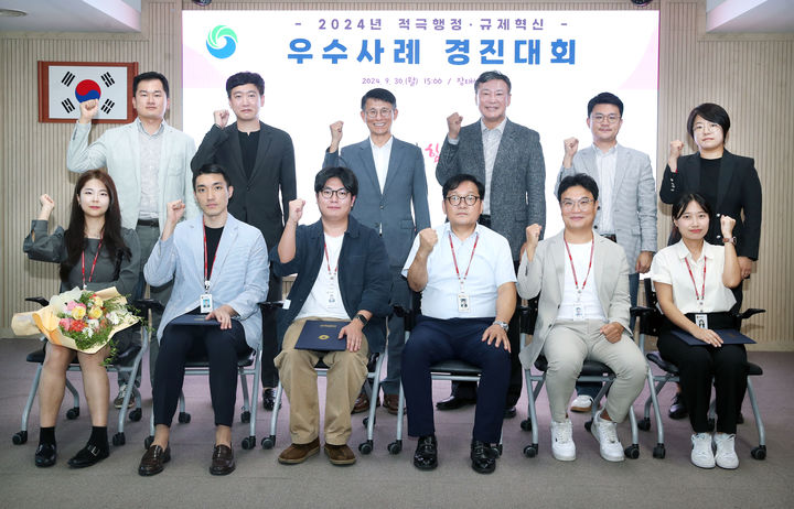 [대전=뉴시스] 조명휘 기자 = 2024년 적극행정·규제혁신 우수사례 경진대회에서 수상한 대전 서구청 공무원들이 기념사진을 찍고 있다. (사진= 서구청 제공) 2024.10.04. photo@newsis.com *재판매 및 DB 금지