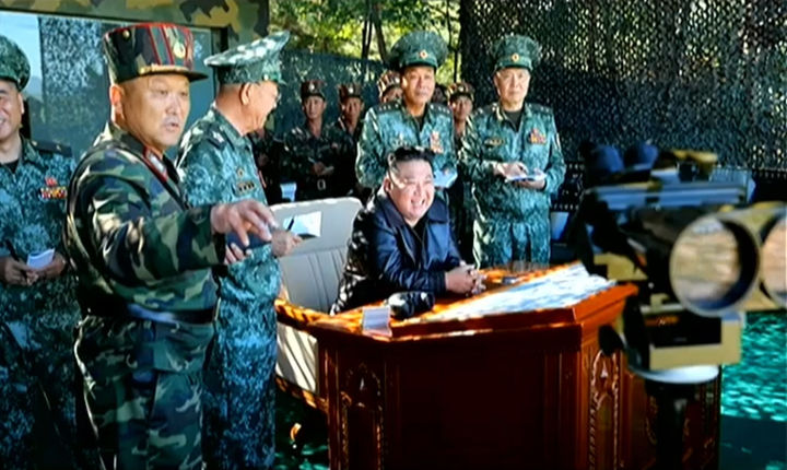 [서울=뉴시스] 북한 조선중앙TV는 김정은 국무위원장이 2일 서부지구 조선인민군(북한군) 특수작전부대 훈련기지를 현지시찰하고 전투원들의 훈련실태를 점검했다고 4일 보도했다. (사진=조선중앙TV 캡쳐) 2024.10.04. photo@newsis.com *재판매 및 DB 금지