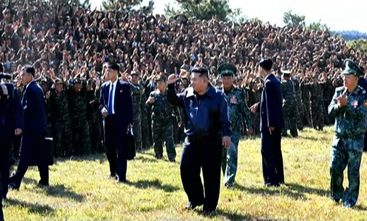 [서울=뉴시스]북한 조선중앙TV는 김정은 국무위원장이 2일 서부지구 조선인민군(북한군) 특수작전부대 훈련기지를 현지 시찰하고 있다. 북한군 병사 약 2000명이 러시아 동부에서 훈련을 마친 뒤 우크라이나 국경에 가까운 러시아 서부로 이동하고 있는 것으로 알려졌다. (사진=조선중앙TV 캡쳐) 2024.10.24. photo@newsis.com