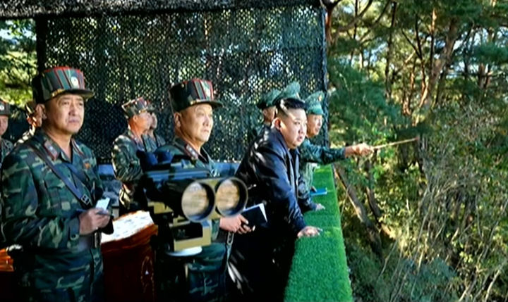 [서울=뉴시스] 북한 조선중앙TV는 김정은 국무위원장이 2일 서부지구 조선인민군(북한군) 특수작전부대 훈련기지를 현지시찰하고 전투원들의 훈련실태를 점검했다고 4일 보도했다. (사진=조선중앙TV 캡쳐) 2024.10.04. photo@newsis.com *재판매 및 DB 금지