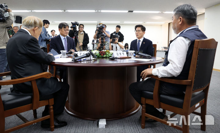 [서울=뉴시스] 김선웅 기자 = 김문수 고용노동부 장관이 4일 서울 종로구 경제사회노동위원회에서 열린 노사정 대표자 회의에 참석해 모두발언을 하고 있다. 2024.10.04. mangusta@newsis.com