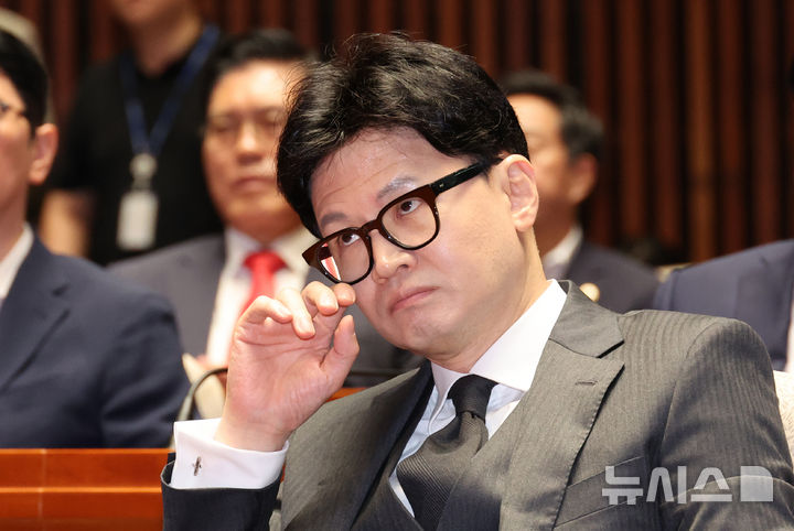 [서울=뉴시스] 조성우 기자 = 한동훈 국민의힘 대표가 4일 오전 서울 여의도 국회에서 열린 의원총회에서 추경호 원내대표의 발언을 듣고 있다. 2024.10.04. xconfind@newsis.com