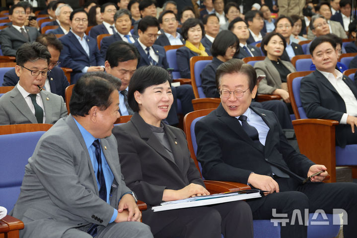 [서울=뉴시스] 권창회 기자 = 이재명 더불어민주당 대표가 4일 오전 서울 여의도 국회에서 열린 의원총회에 참석해 전현희, 김병주 최고위원과 대화를 나누고 있다. 2024.10.04. kch0523@newsis.com