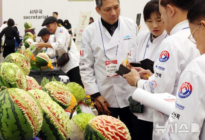 [부산=뉴시스] 하경민 기자 = '제7회 부산마리나셰프챌린지대회'가 열린 4일 부산 해운대구 벡스코 제1전시장에서 세계조리사연맹(WACS)의 국제심사관들이 카빙 작품을 평가하고 있다.  이번 대회에는 국내 조리학과 학생과 일반 셰프, 시민 등 300여 명이 참가했다. 2024.10.04. yulnetphoto@newsis.com