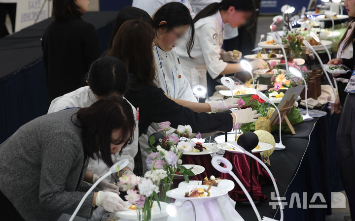 [부산=뉴시스] 하경민 기자 = '제7회 부산마리나셰프챌린지대회'가 열린 4일 부산 해운대구 벡스코 제1전시장에서 출전 선수가 자신의 요리 작품을 전시하고 있다.   이번 대회에는 국내 조리학과 학생과 일반 셰프, 시민 등 300여 명이 참가했다. 2024.10.04. yulnetphoto@newsis.com