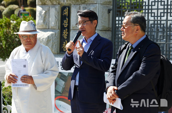 [서울=뉴시스] 전신 기자 =김건희 여사의 명품백 수수 의혹을 고발한 서울의소리 측이 7일 검찰의 불기소 결정에 대해 서울고검에 항고하겠다고 밝혔다. 사진은 지난 4일 서울 서초구 대검찰청 앞에서 백은종(왼쪽부터) 서울의소리 대표와 최재영 목사, 사업가 정대택씨가 '대통령 부부에 대한 청탁금지법위반 등 고발사건' 관련 피고발인 5명에 대해 불기소 처분한 검찰을 규탄하는 기자회견을 하는 모습 2024.10.04. photo1006@newsis.com