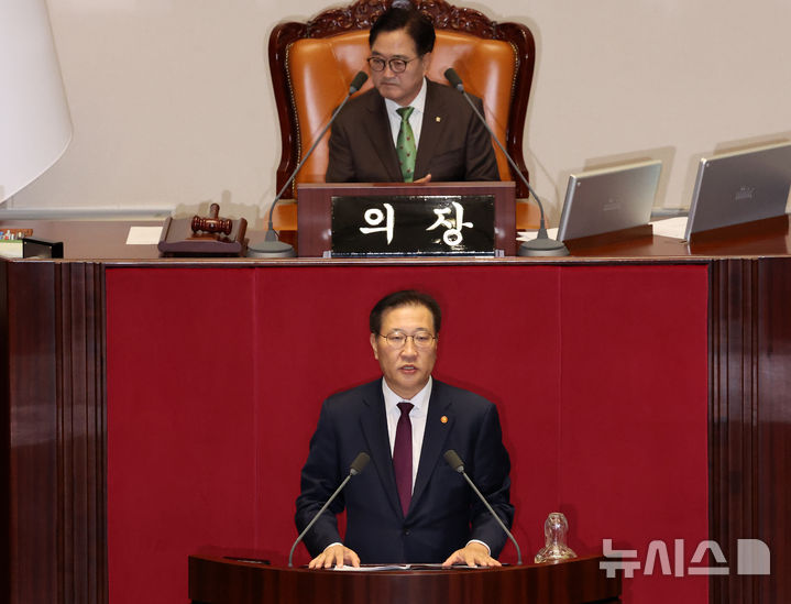 [서울=뉴시스] 조성우 기자 = 박성재 법무부 장관이 4일 오후 서울 여의도 국회에서 열린 제418회 국회(정기회) 제10차 본회의에서 윤석열대통령배우자김건희의주가조작사건등의진상규명을위한특별검사임명등에관한법률안재의의건 등에 대한 재의 요구 이유 설명을 하고 있다. 2024.10.04. xconfind@newsis.com