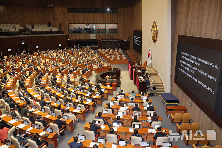 [서울=뉴시스] 권창회 기자 = 4일 오후 서울 여의도 국회에서 열린 제418회 국회(정기회) 제10차 본회의에서 윤석열대통령배우자김건희의주가조작사건등의진상규명을위한특별검사임명등에관한법률안, 순직해병수사방해및사건은폐등의진상규명을위한특별검사의임명등에관한법률안, 지역사랑상품권이용활성화에관한법률일부개정법률안재의의건이 상정되고 있다. 2024.10.04. kch0523@newsis.com