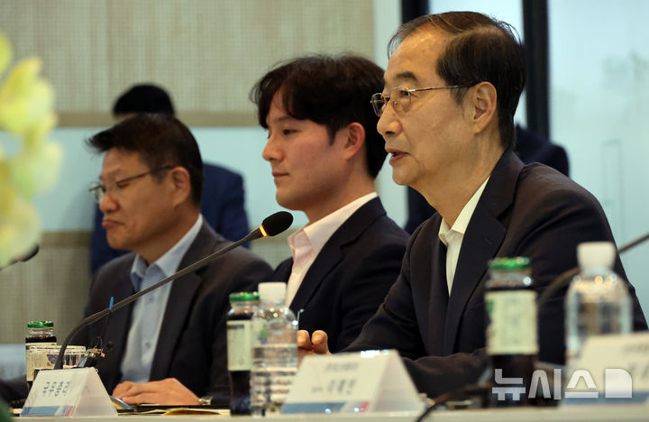 [대전=뉴시스] 강종민 기자 = 한덕수 국무총리가 4일 대전시 유성구 민간주도형 대전 청년창업사관학교를 찾아 청년창업가들과 간담회를 갖고 있다. 2024.10.04. ppkjm@newsis.com