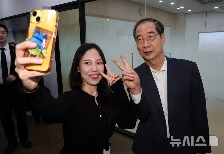 [대전=뉴시스] 강종민 기자 = 한덕수 국무총리가 4일 대전시 유성구 민간주도형 대전 청년창업사관학교를 둘러보던 중 한 관계자와 셀카를 찍고 있다. 2024.10.04. ppkjm@newsis.com